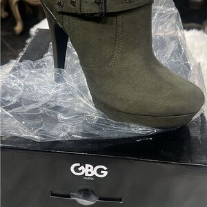 Guess Green Heeled Boots Sleek Suede Design